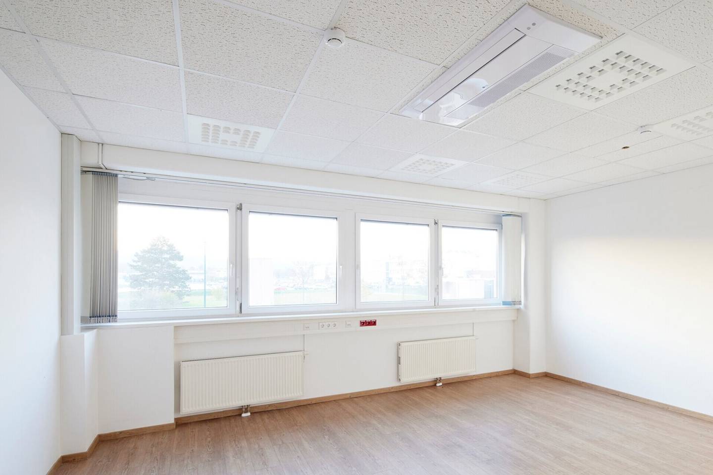 nice office, public transport access, free parking spaces