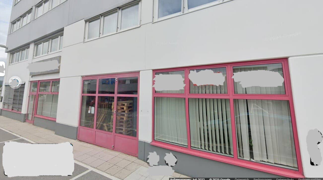 Warehouse, sales area, showroom on the ground floor, parking spaces available