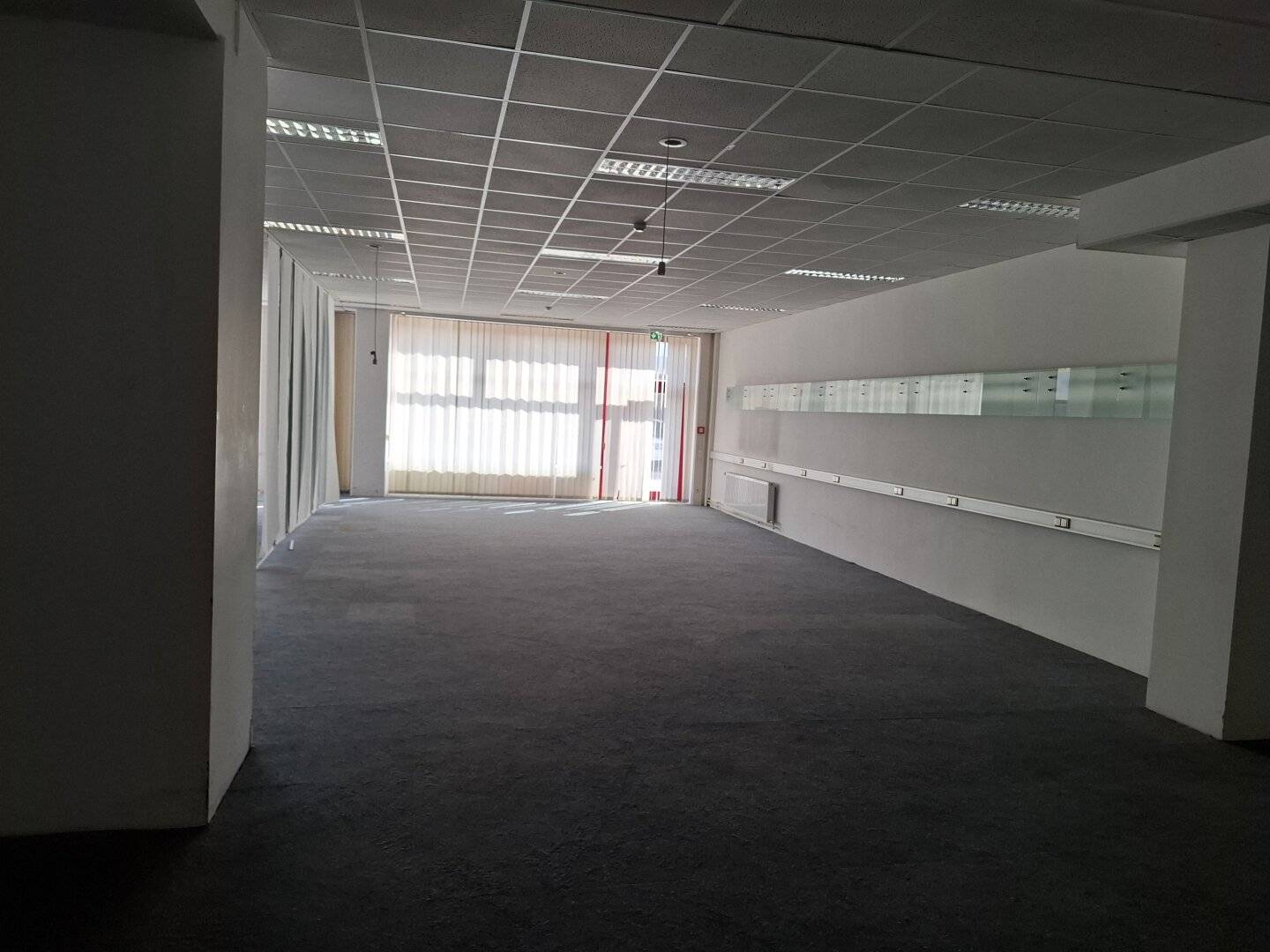 Warehouse, sales area, showroom on the ground floor, parking spaces available