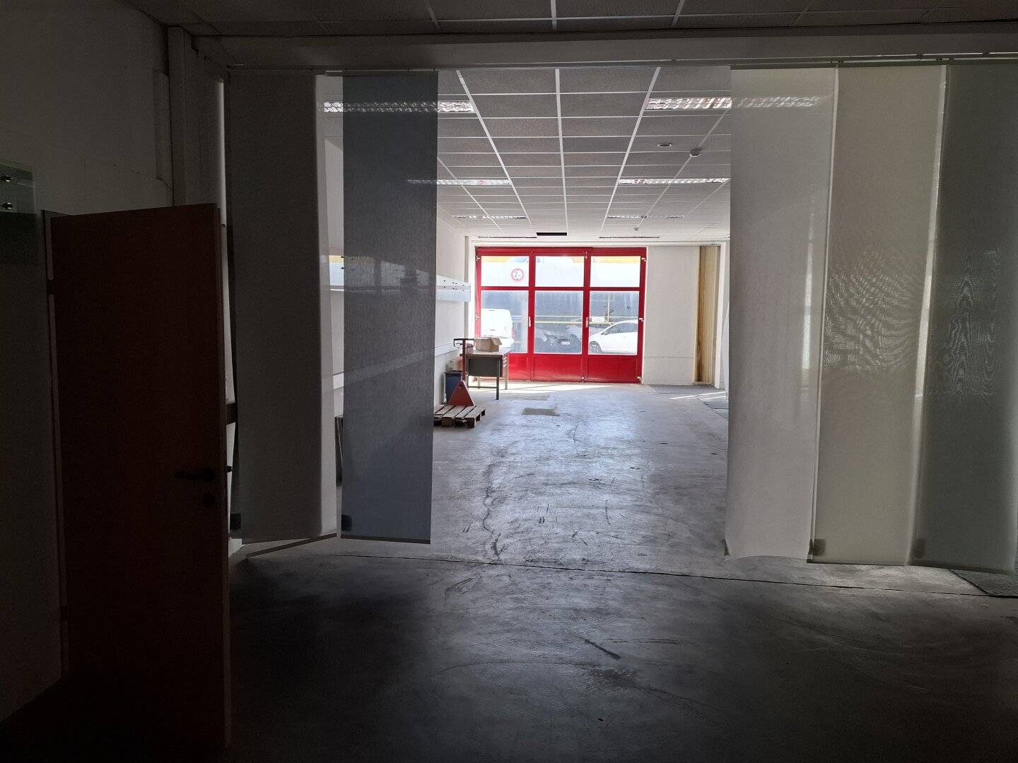 Warehouse, sales area, showroom on the ground floor, parking spaces available