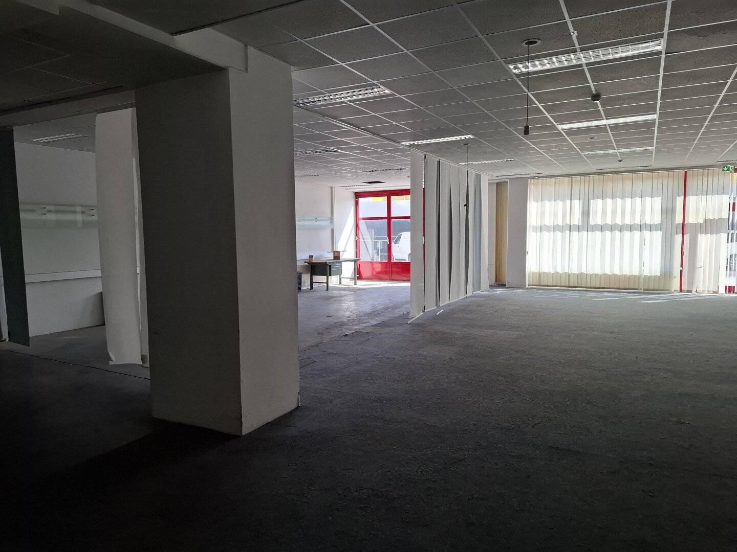 Warehouse, sales area, showroom on the ground floor, parking spaces available