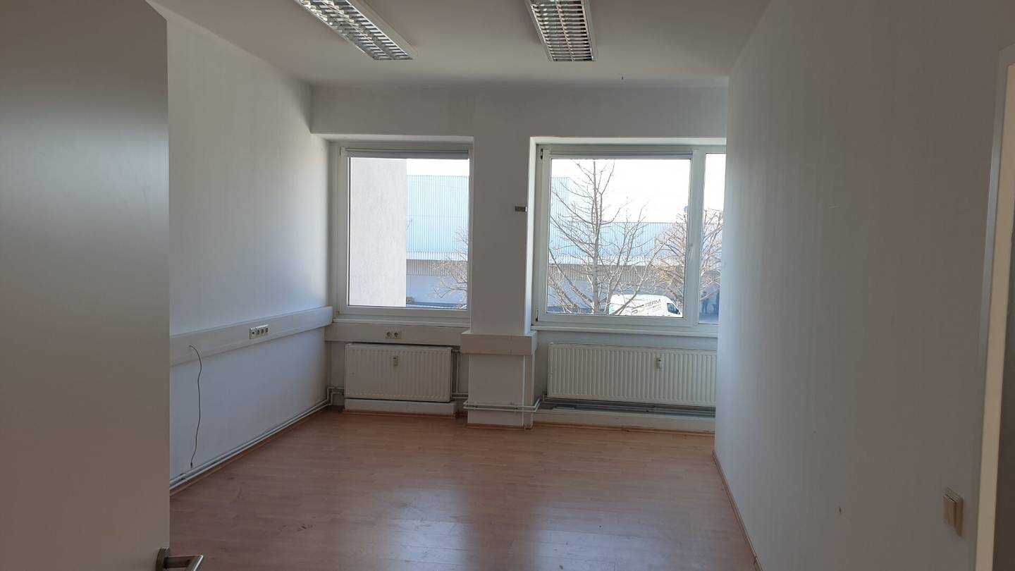 Lager-/Bürofläche im OG mit Lastenlift in Wien-Liesing, 240 m²