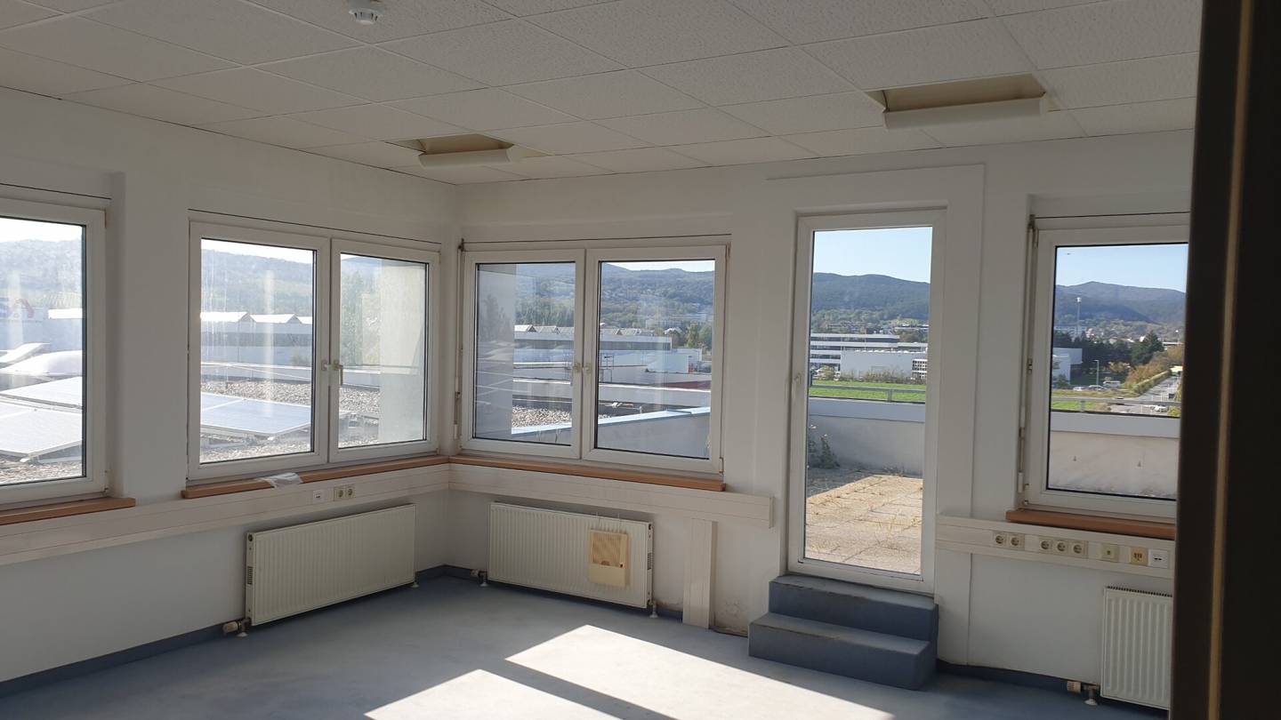 Bright, modern office, cooling equipment, terrace, free parking spaces