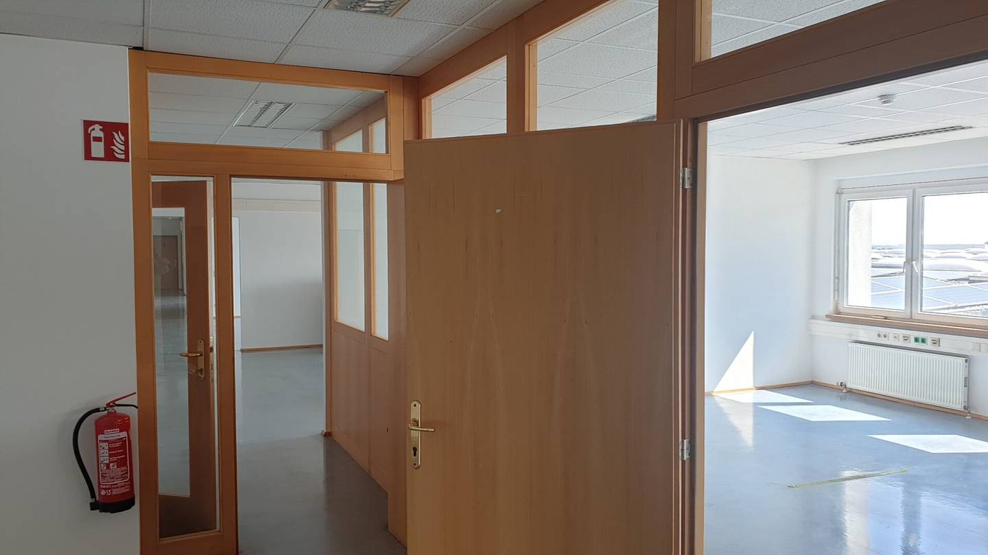 Bright, modern office, cooling equipment, terrace, free parking spaces