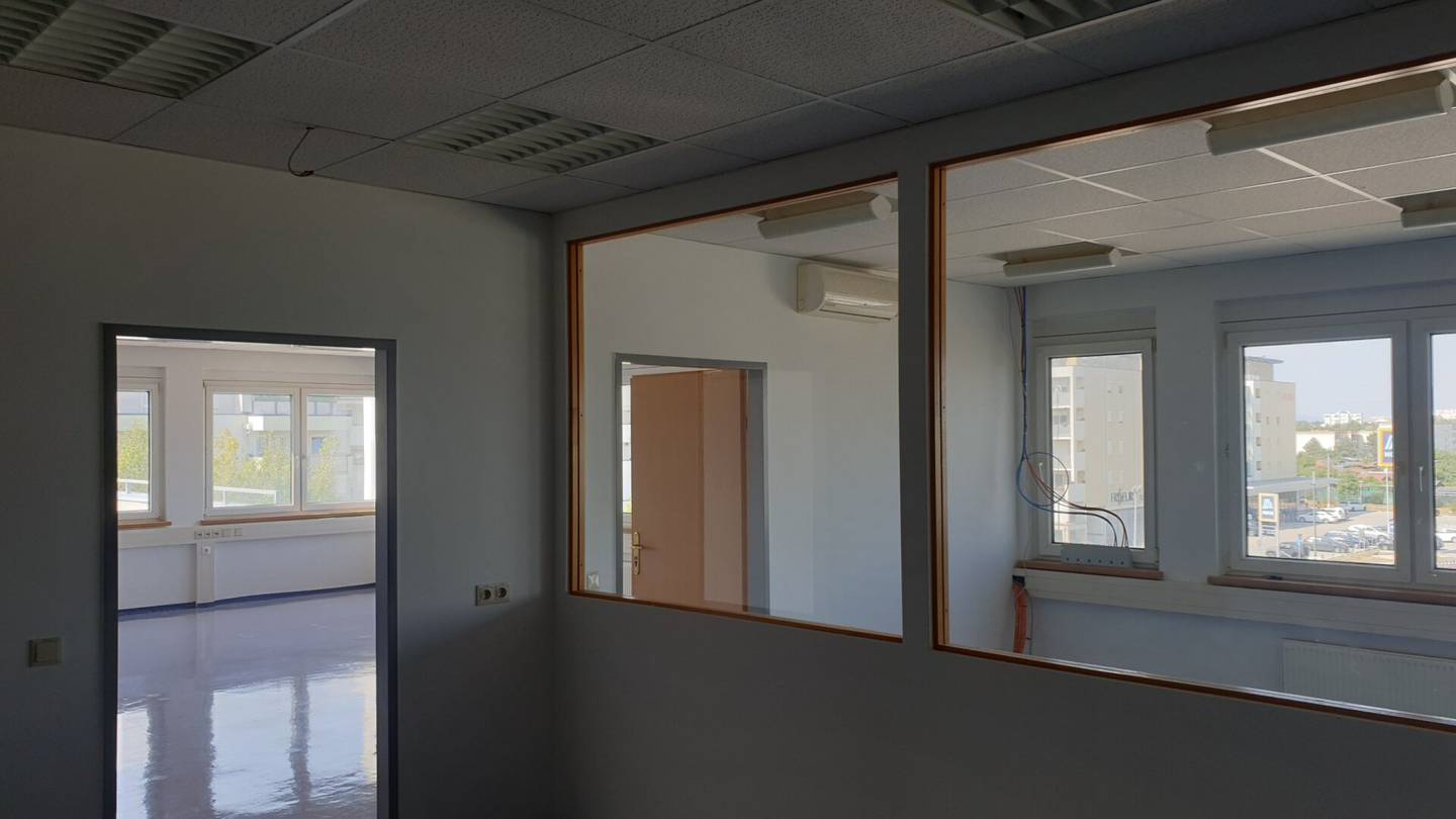 Bright, modern office, cooling equipment, terrace, free parking spaces