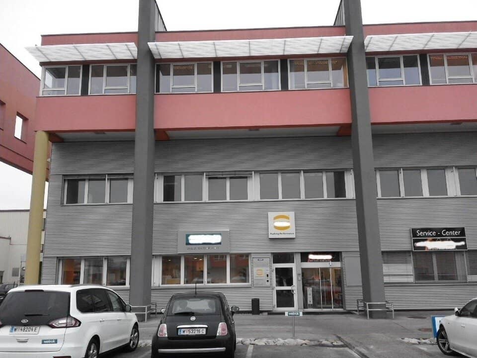 Renovated, cooled office spaces in a commercial property, shared use of meeting room and kitchen