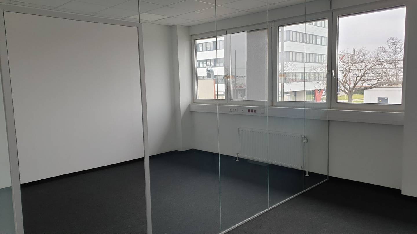 Renovated, cooled office spaces in a commercial property, shared use of meeting room and kitchen