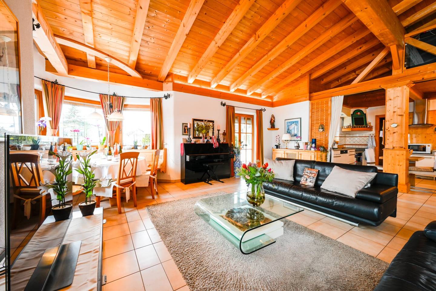 Landhaus in Kössen mit Kaiserblick, 300 m², 4 Zimmer, Kamin & PV Anlage