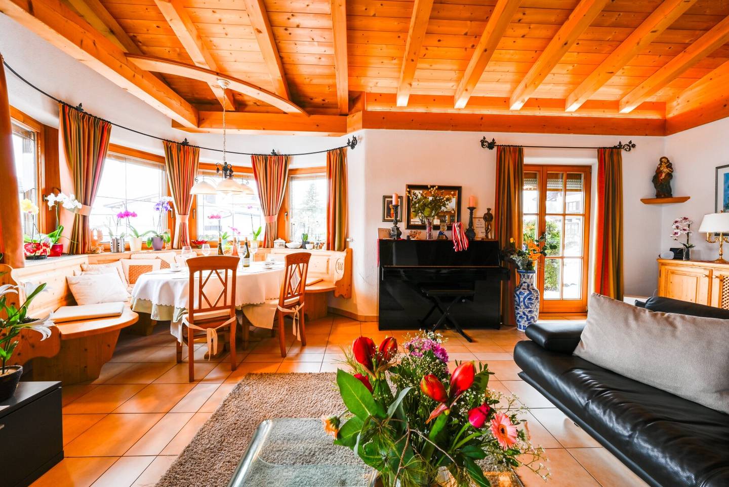 Landhaus in Kössen mit Kaiserblick, 300 m², 4 Zimmer, Kamin & PV Anlage