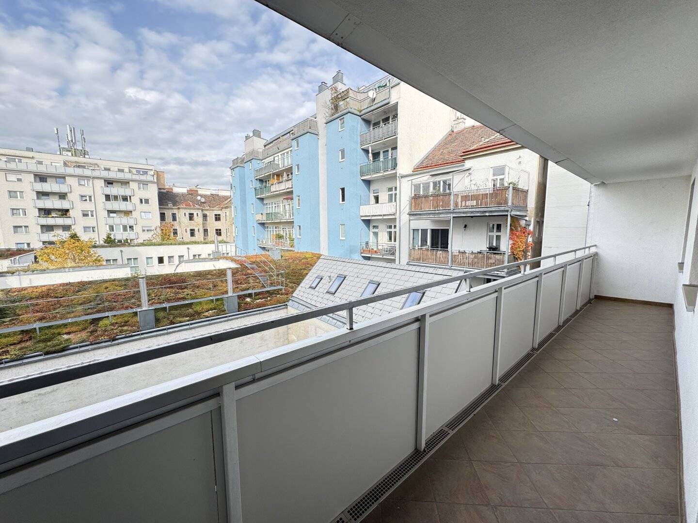 Apartment in quiet inner courtyard with large loggia near U6