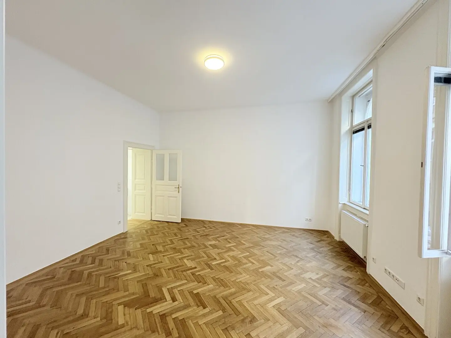 Old building apartment near U4 Friedensbrücke