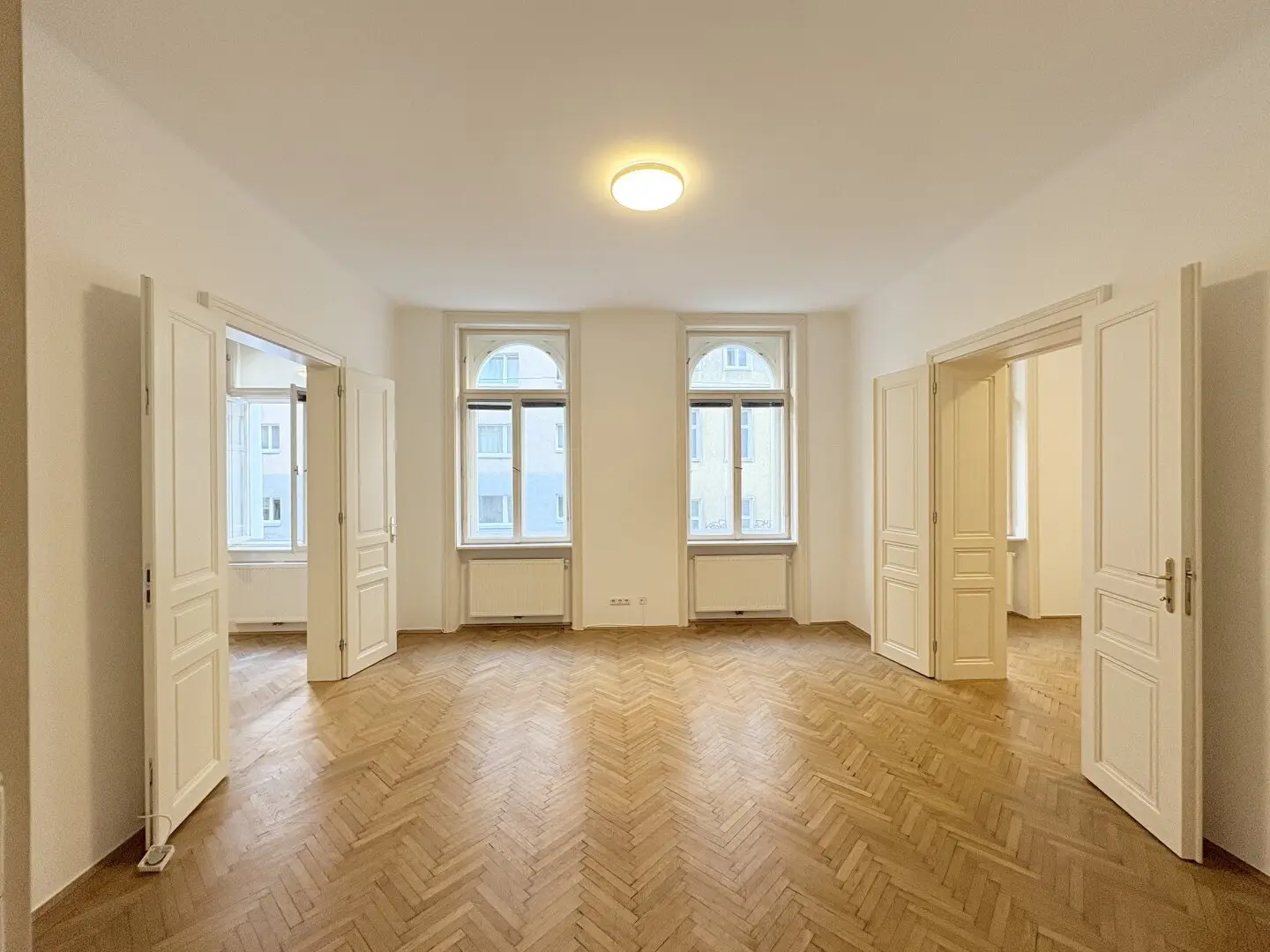 Old building apartment near U4 Friedensbrücke