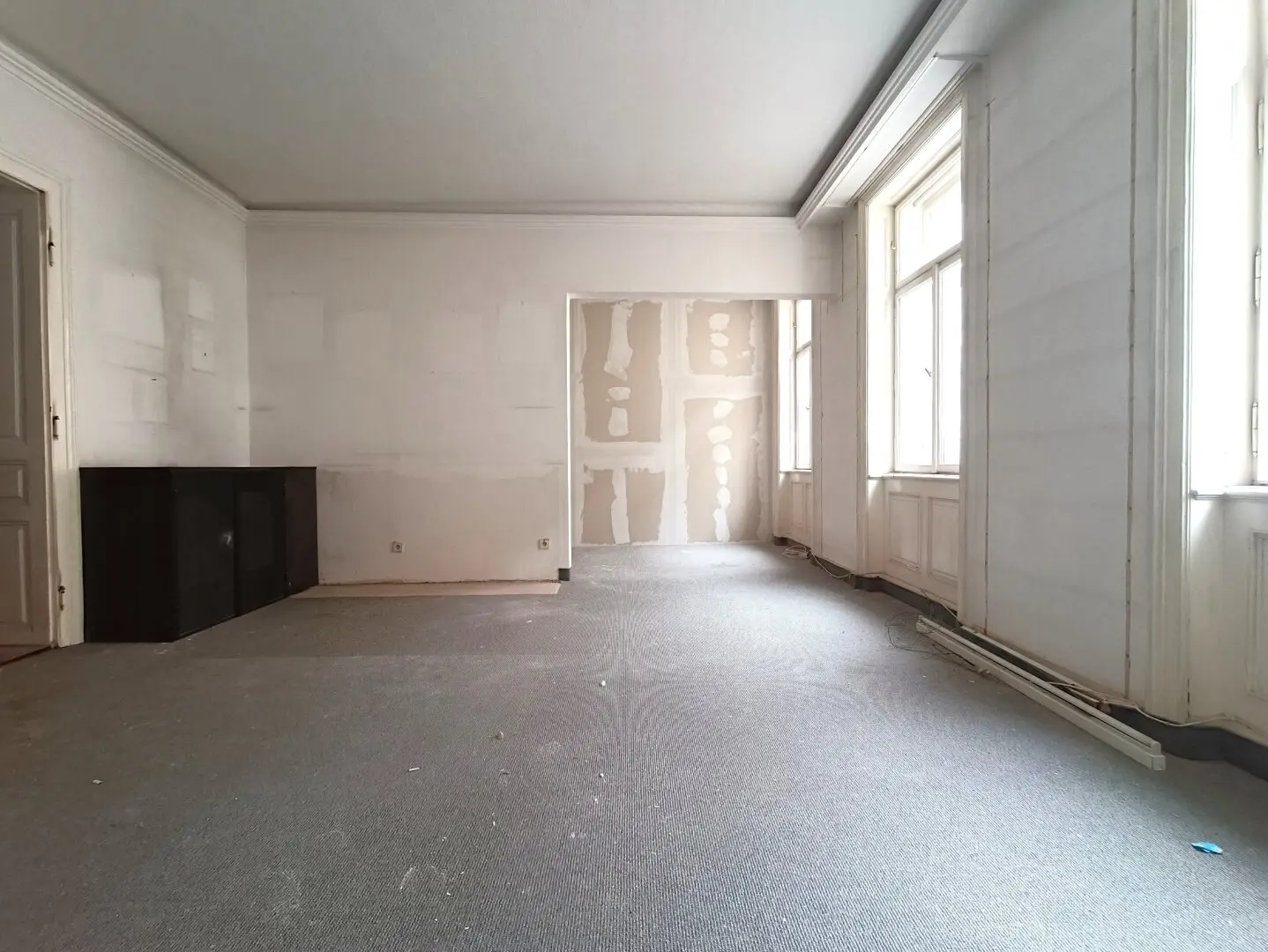 Old building apartment with lift near U4 Friedensbrücke