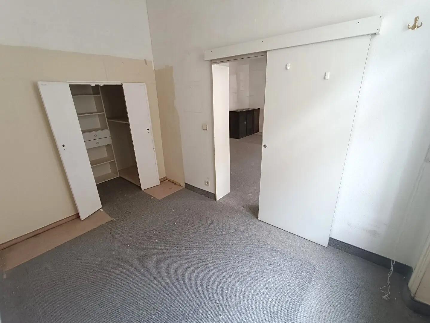 Old building apartment with lift near U4 Friedensbrücke
