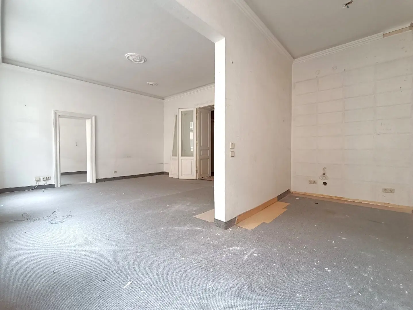 Old building apartment with lift near U4 Friedensbrücke
