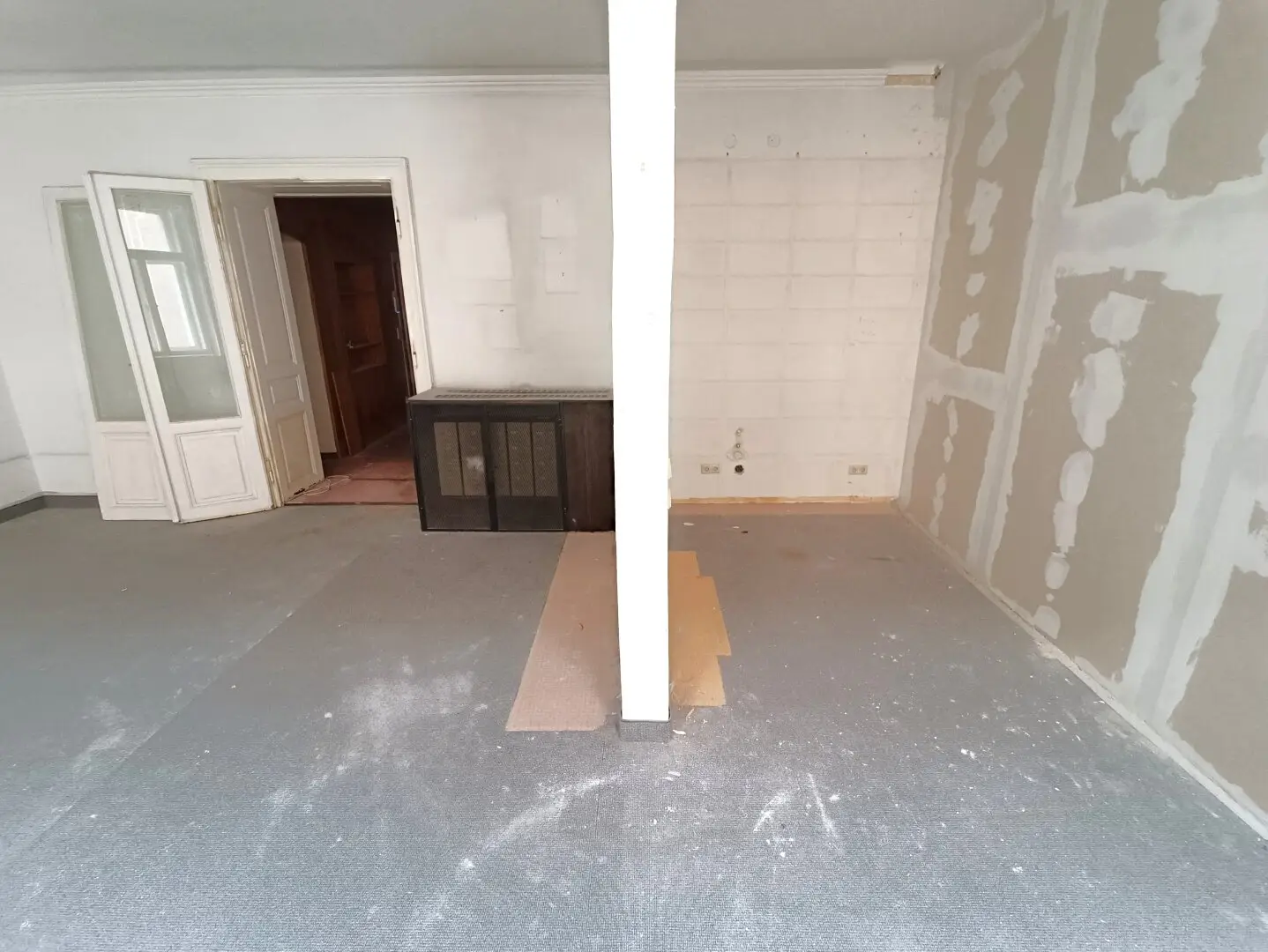 Old building apartment with lift near U4 Friedensbrücke