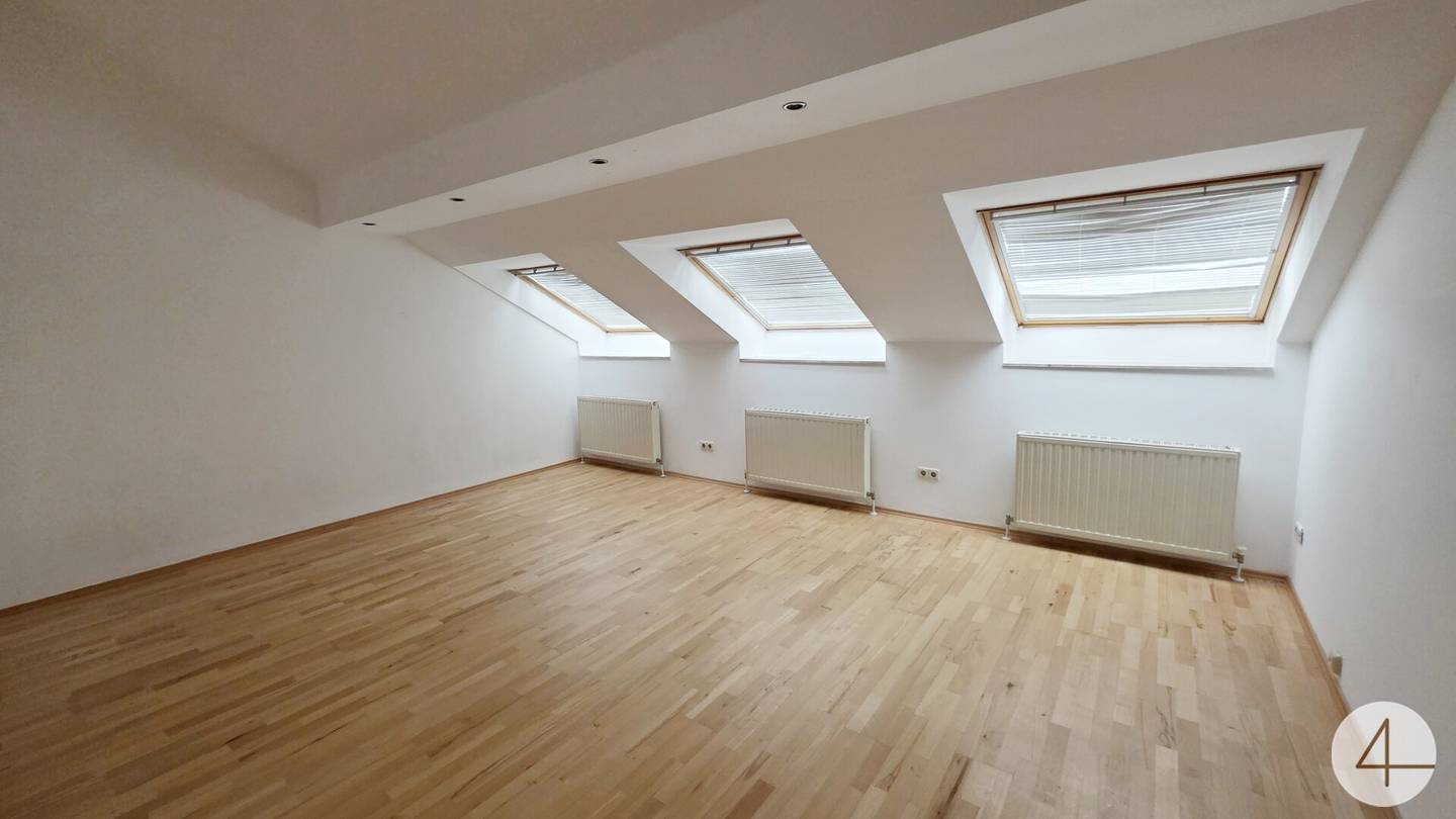 Dachgeschosswohnung nahe Karlsplatz hell