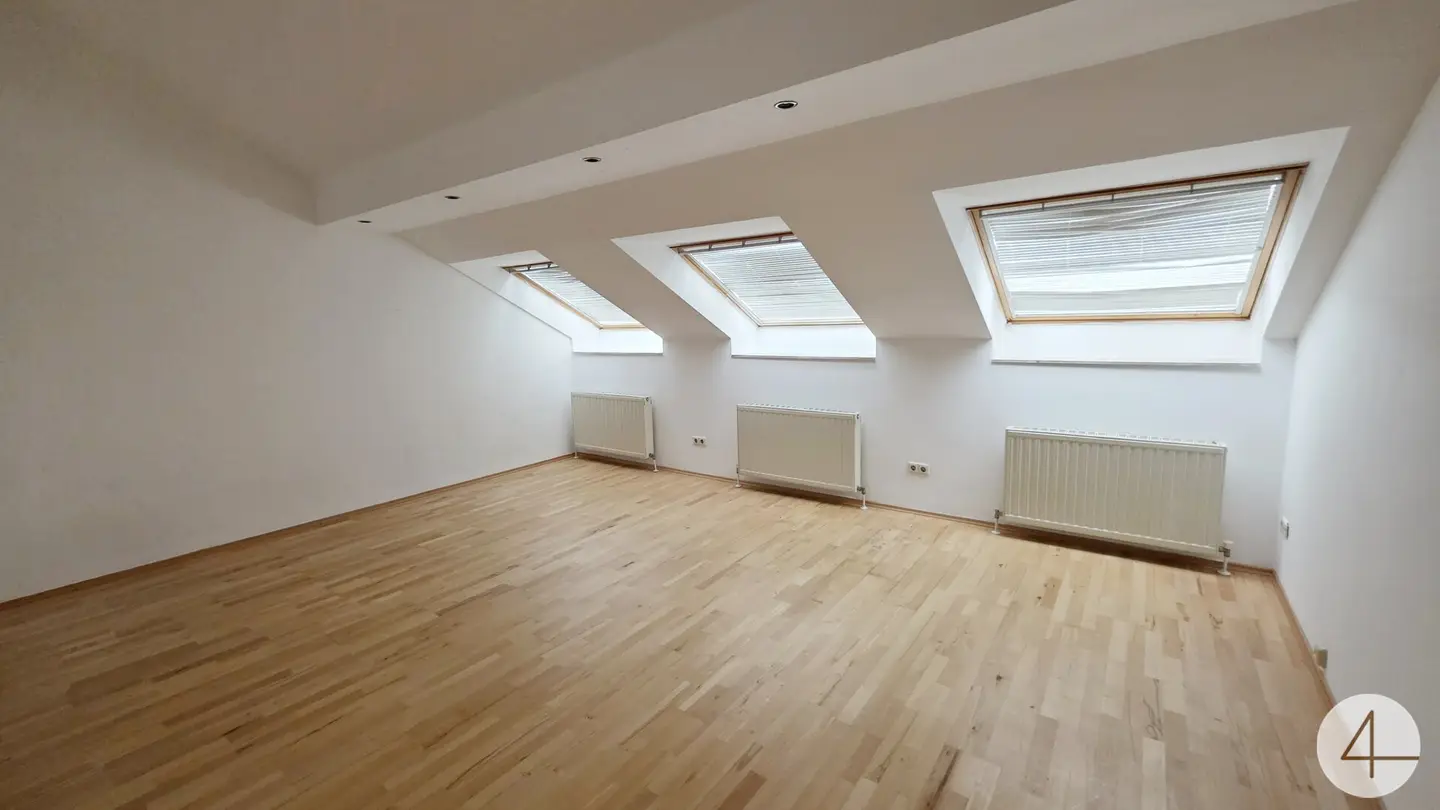 Dachgeschosswohnung near Karlsplatz bright