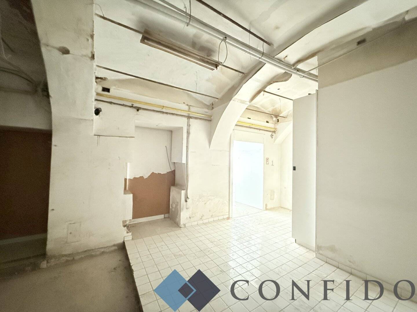 Neubaugasse commercial premises with potential in an urban trendy location