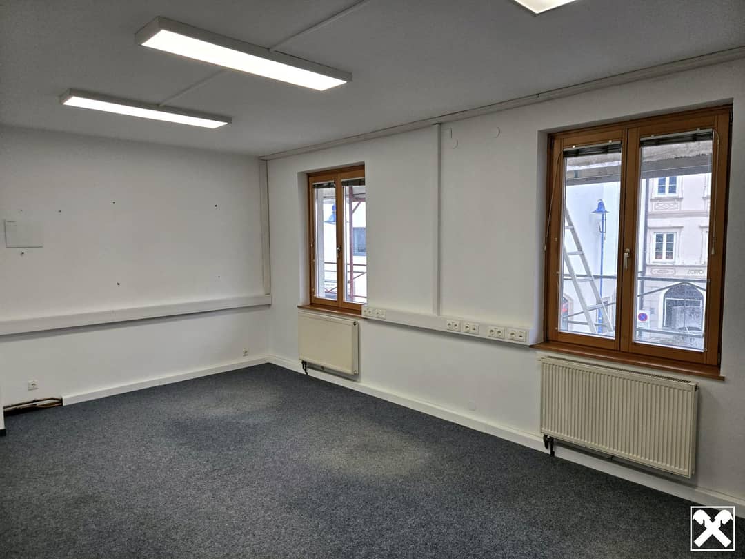 <p>Mit einer Fläche von ca. 159 m² eignet sich diese Bürofläche ideal für Ingenieur-, Unternehmensberater, Steuerberatungs- oder Versicherungsbüros. </p><p><br /></p><p>Auch als Notar-, Rechtsanwaltskanzlei oder als Arztgruppen-, Physiotherapeuten- oder Heilmasseur-Praxis sind diese Räumlichkeiten bestens geeignet und überzeugen durch helle und gute Raumaufteilung in zentrumsnaher Lage der Stadt Haag mit ländlicher Umgebung und kurzen Anschluss in wenigen Autominuten zur Westautobahn-Auffahrt A1 oder Park & Ride-Anlage Bahnhof Haag. </p><p><br /></p><p>Kunden, Klienten, Patienten oder Besucher können nach ihren Termin bei Ihnen, in Fußnähe, weitere Erledigungen und Besorgungen in der Stadt Haag verrichten. </p><p><br /></p><p><u>Highlights:</u></p><p><br /></p><ul><li>Sofort bezieh- und nutzbar. </li></ul><p><br /></p><ul><li>Vielseitige Gestaltung und Nutzung der Büroräumlichkeiten für Dienstleistungs-Unternehmer.</li></ul><p><br /></p><p><u>Interessiert und besichtigen?</u></p><p><br /></p><ul><li>DI Hubert Poustka, steht Ihnen für Fragen und Anliegen sowie einen Besichtigungstermin gerne zur Verfügung und freut sich auf Ihre schriftliche Kontaktanfrage! </li></ul><br />