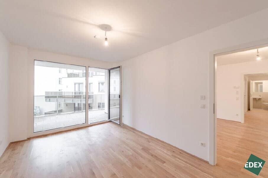 Helle Neubauwohnung mit Balkon und Einbauküche