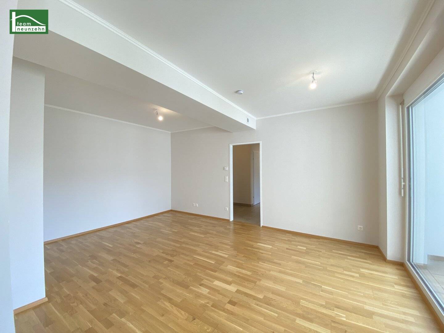 Centrally accessible 3-room apartment with large loggia in courtyard location Close to S-Bahn and Schwechat center