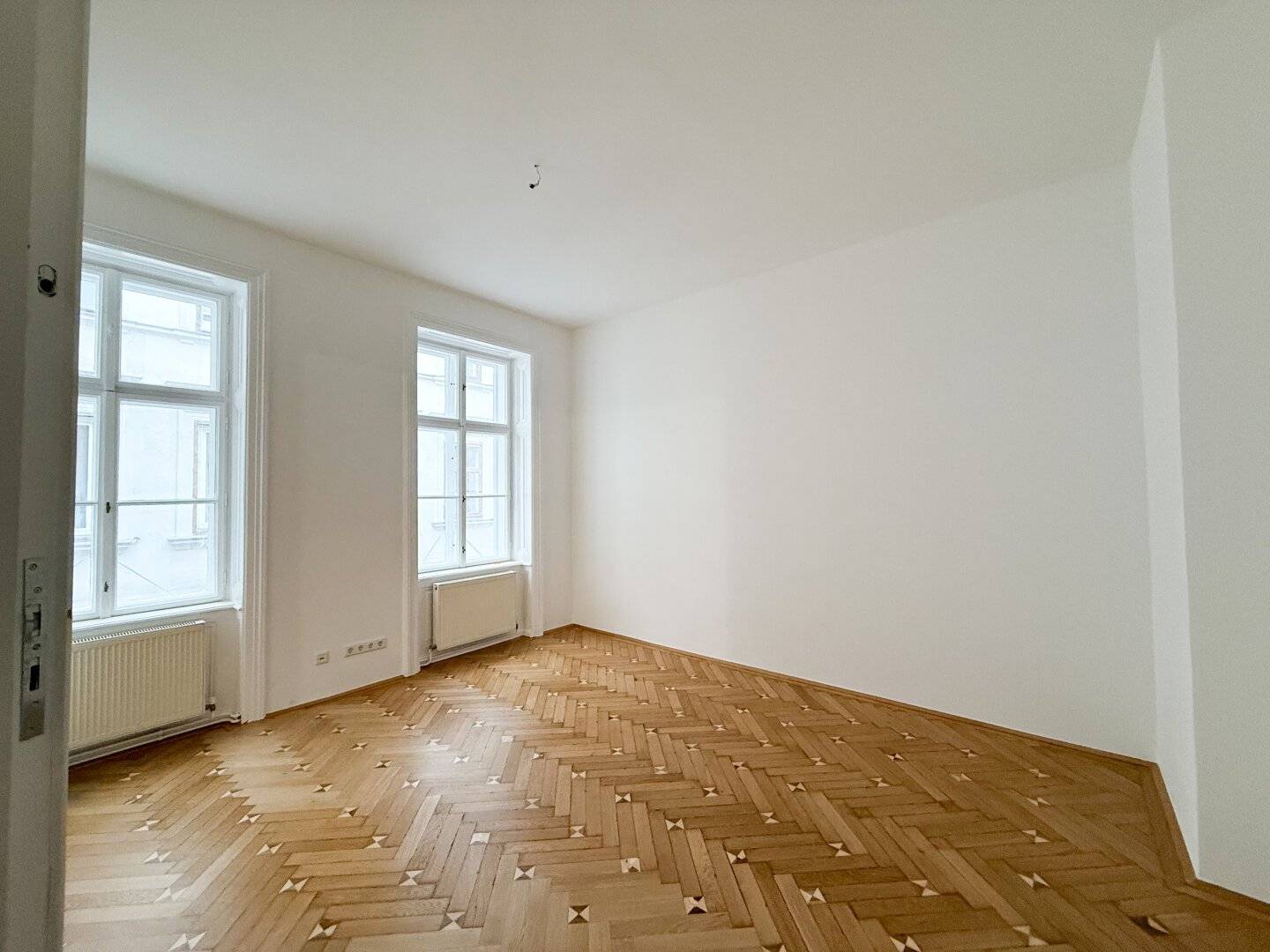 apartment near Stephansdom quiet street lift
