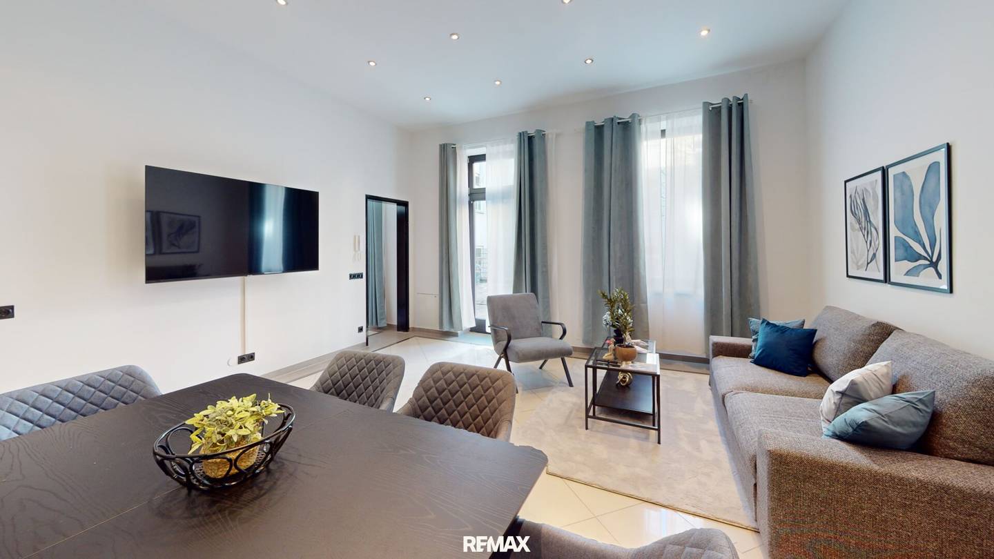 Apartment with large roof terrace and fireplace
