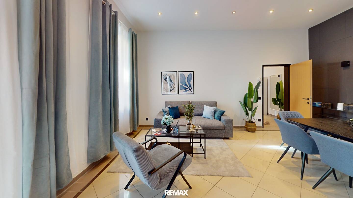 Apartment with large roof terrace and fireplace