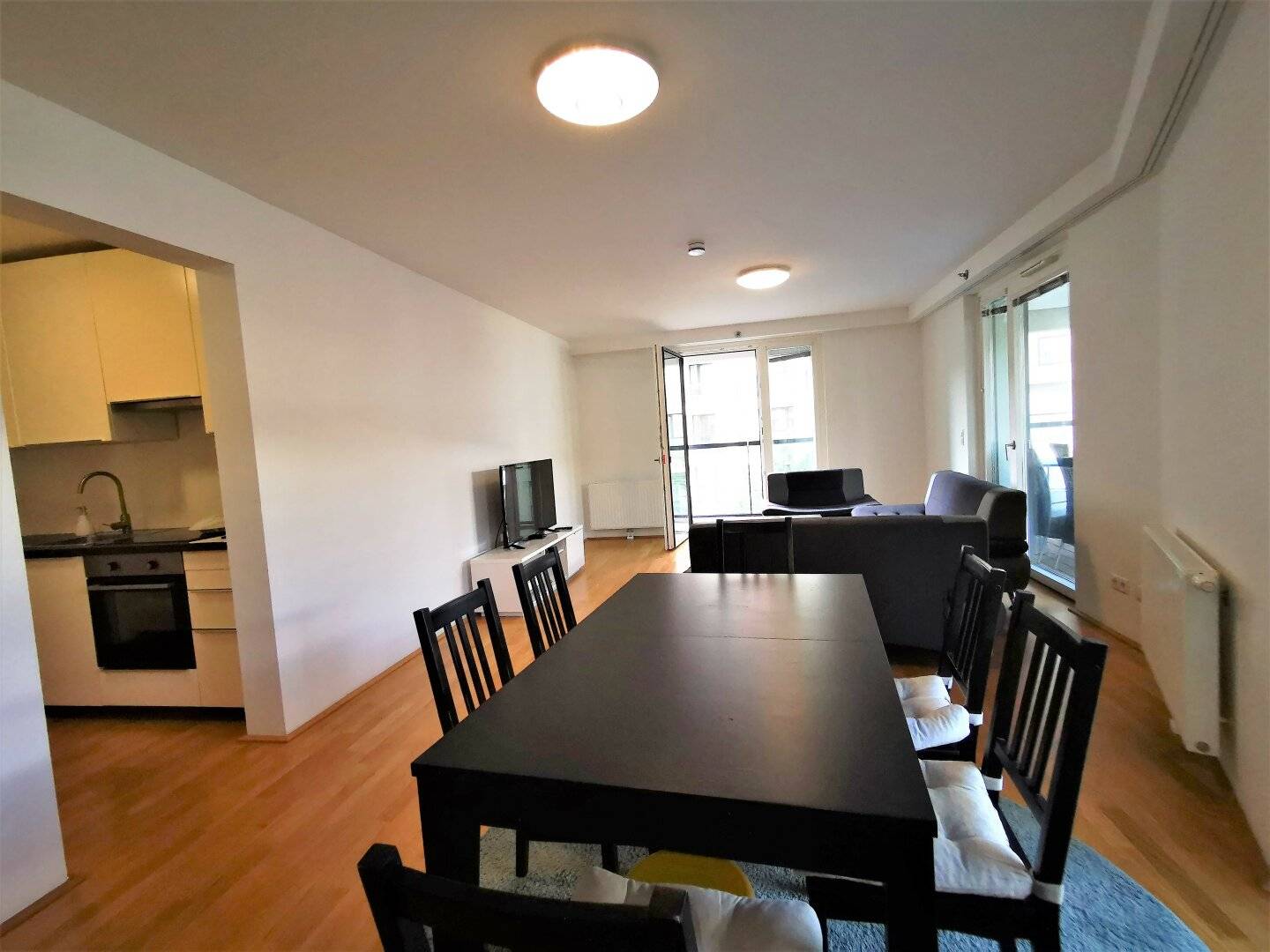 Freshly renovated 3-room apartment with loggia on 105 m² of usable living space near UNO-CITY