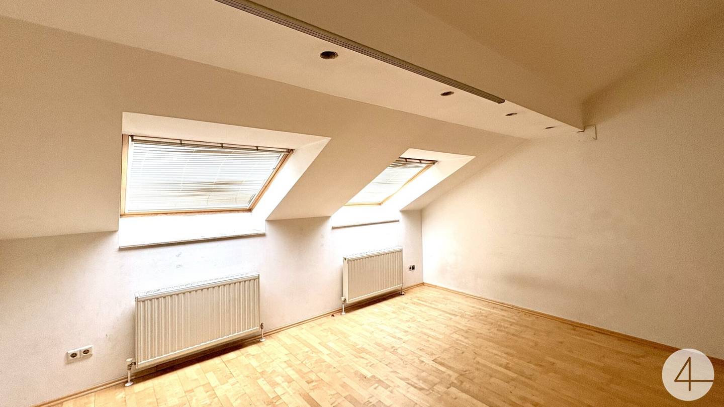 Dachgeschosswohnung direkt am Karlsplatz hell