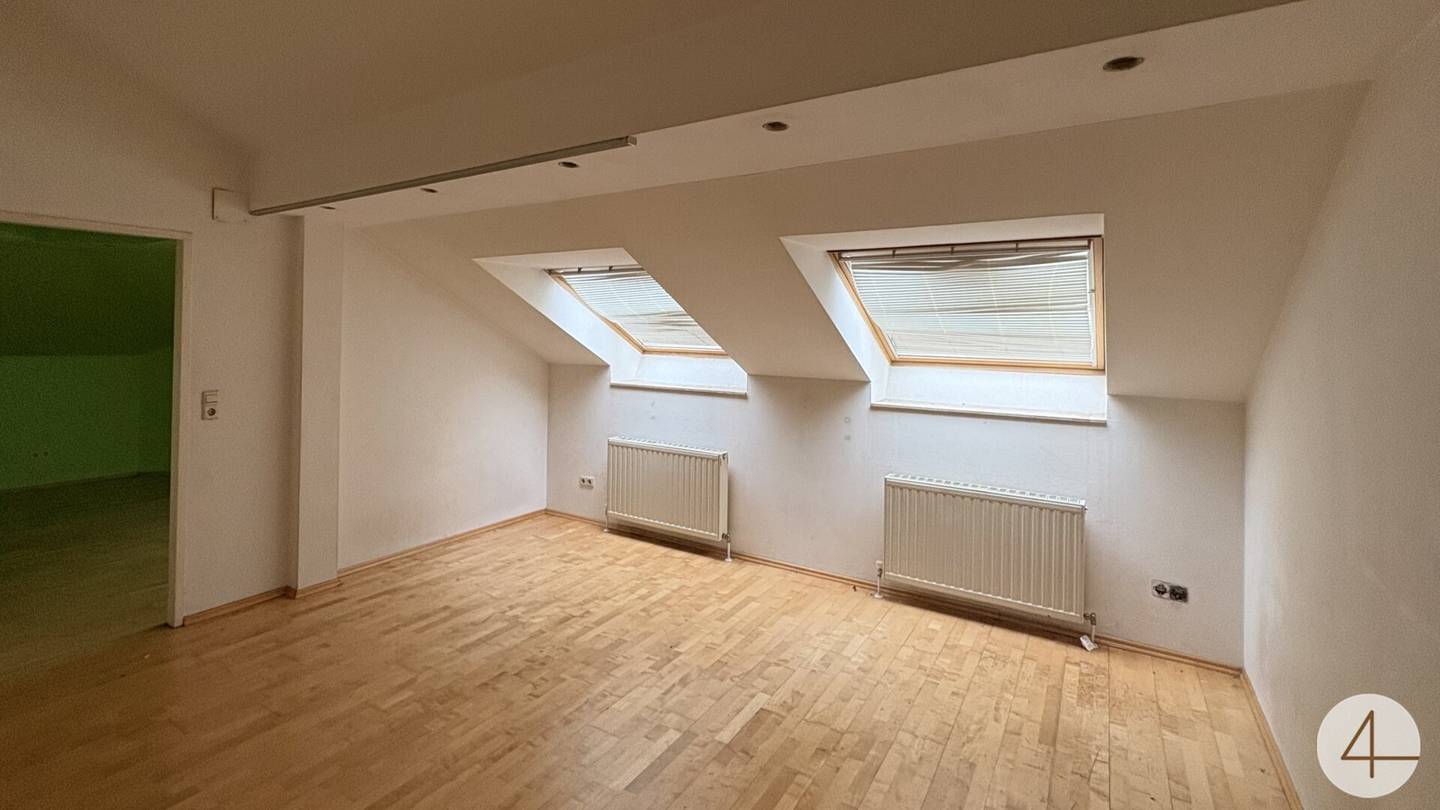 Dachgeschosswohnung direkt am Karlsplatz hell