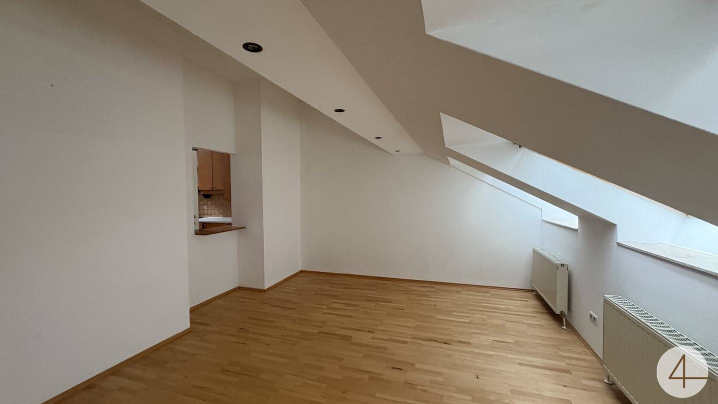 Dachgeschosswohnung nahe Karlsplatz hell
