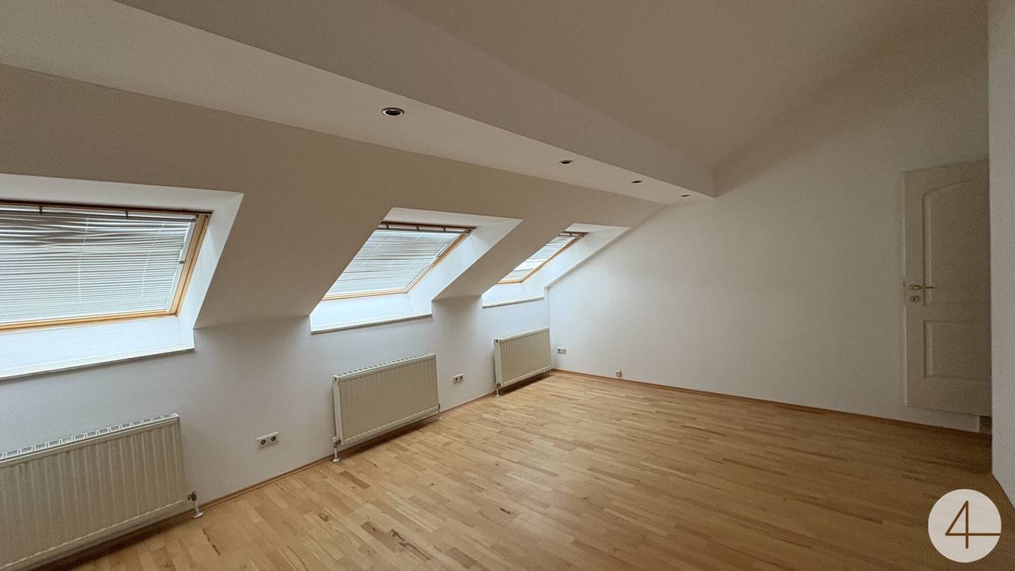 Dachgeschosswohnung nahe Karlsplatz hell