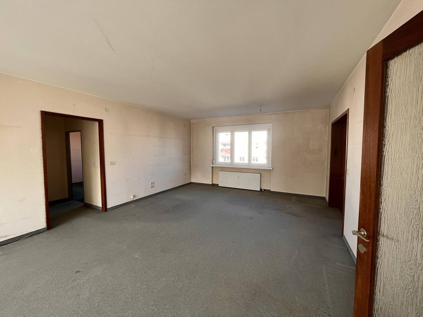 Wohnung mit Loggia und Lift im dritten Stock