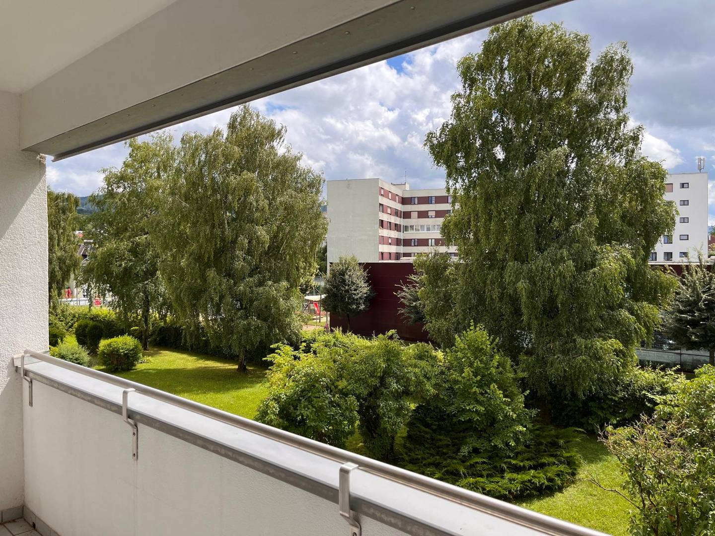 Wohnung mit großer südseitiger Loggia und Lift im zweiten Stock