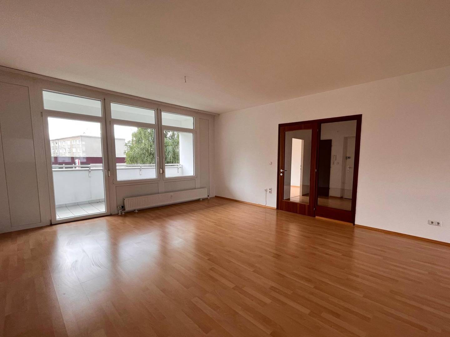 Wohnung mit großer südseitiger Loggia und Lift im zweiten Stock