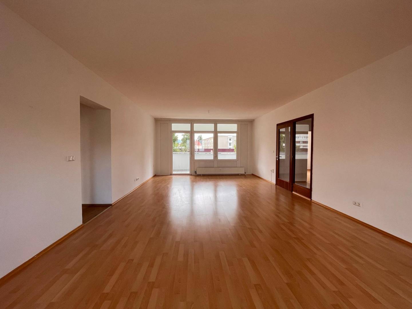 Wohnung mit großer südseitiger Loggia und Lift im zweiten Stock