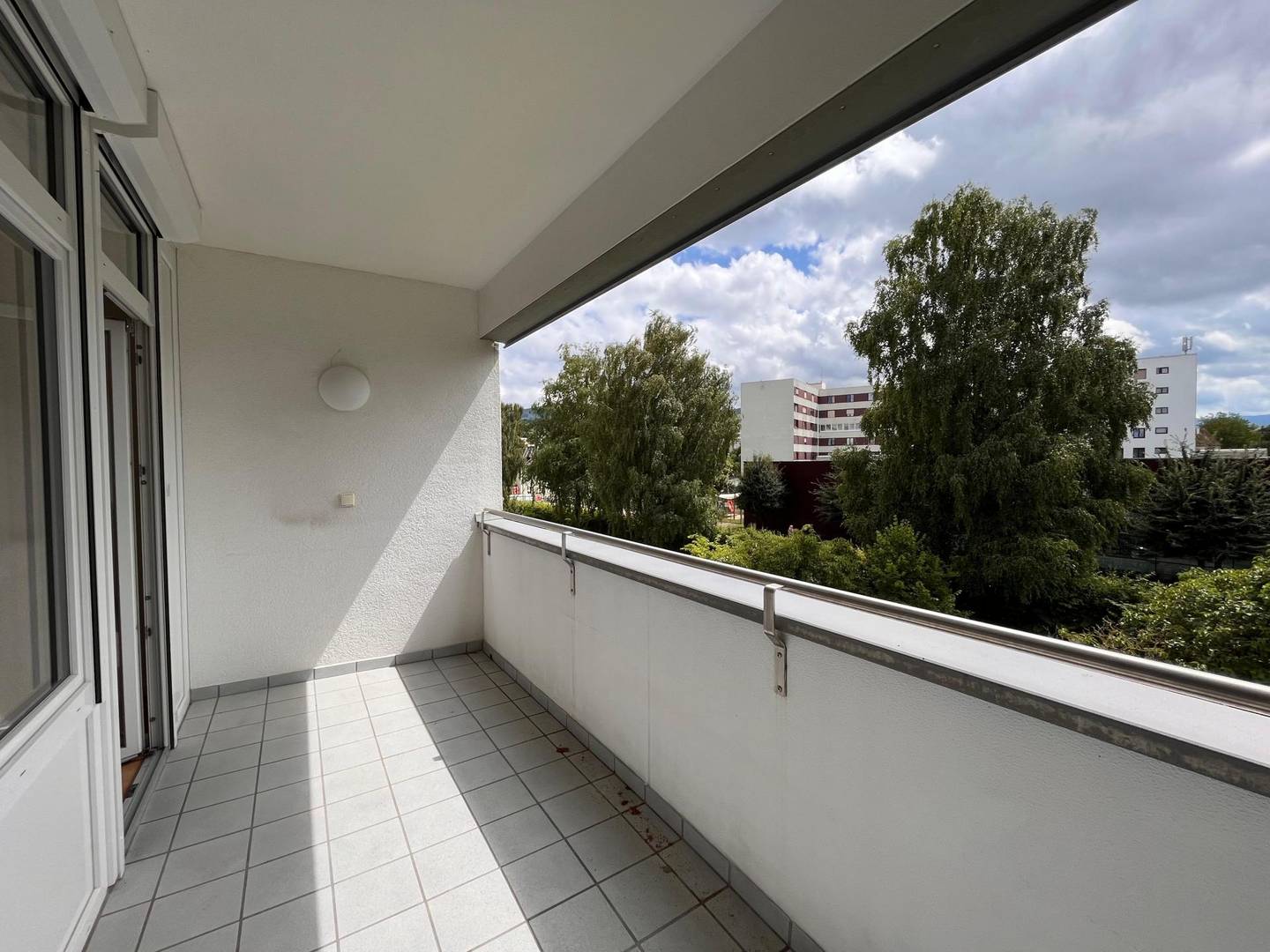 Wohnung mit großer südseitiger Loggia und Lift im zweiten Stock