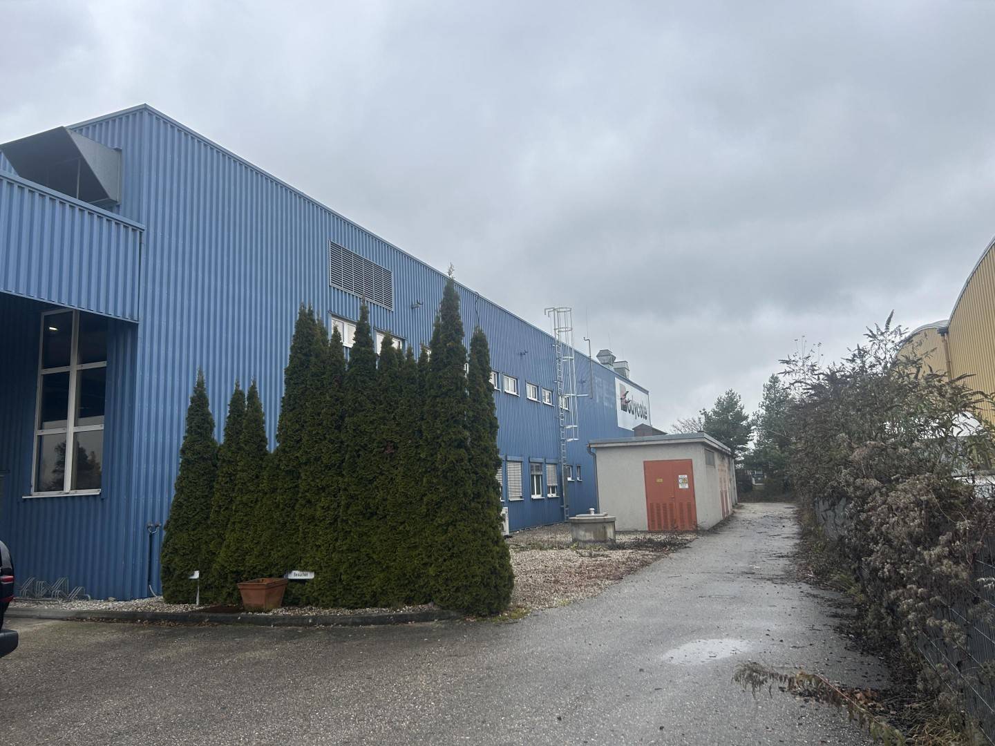 Loft apartment warehouse with office near A25de:hidden? actually need to ensure both languages present? this field has invalid? we must deliver proper JSON: The content must be properly encoded.
