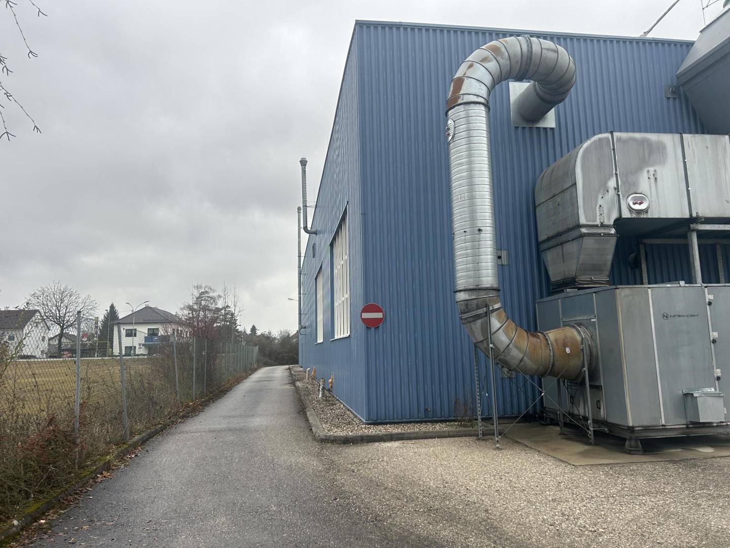 Loft apartment warehouse with office near A25de:hidden? actually need to ensure both languages present? this field has invalid? we must deliver proper JSON: The content must be properly encoded.