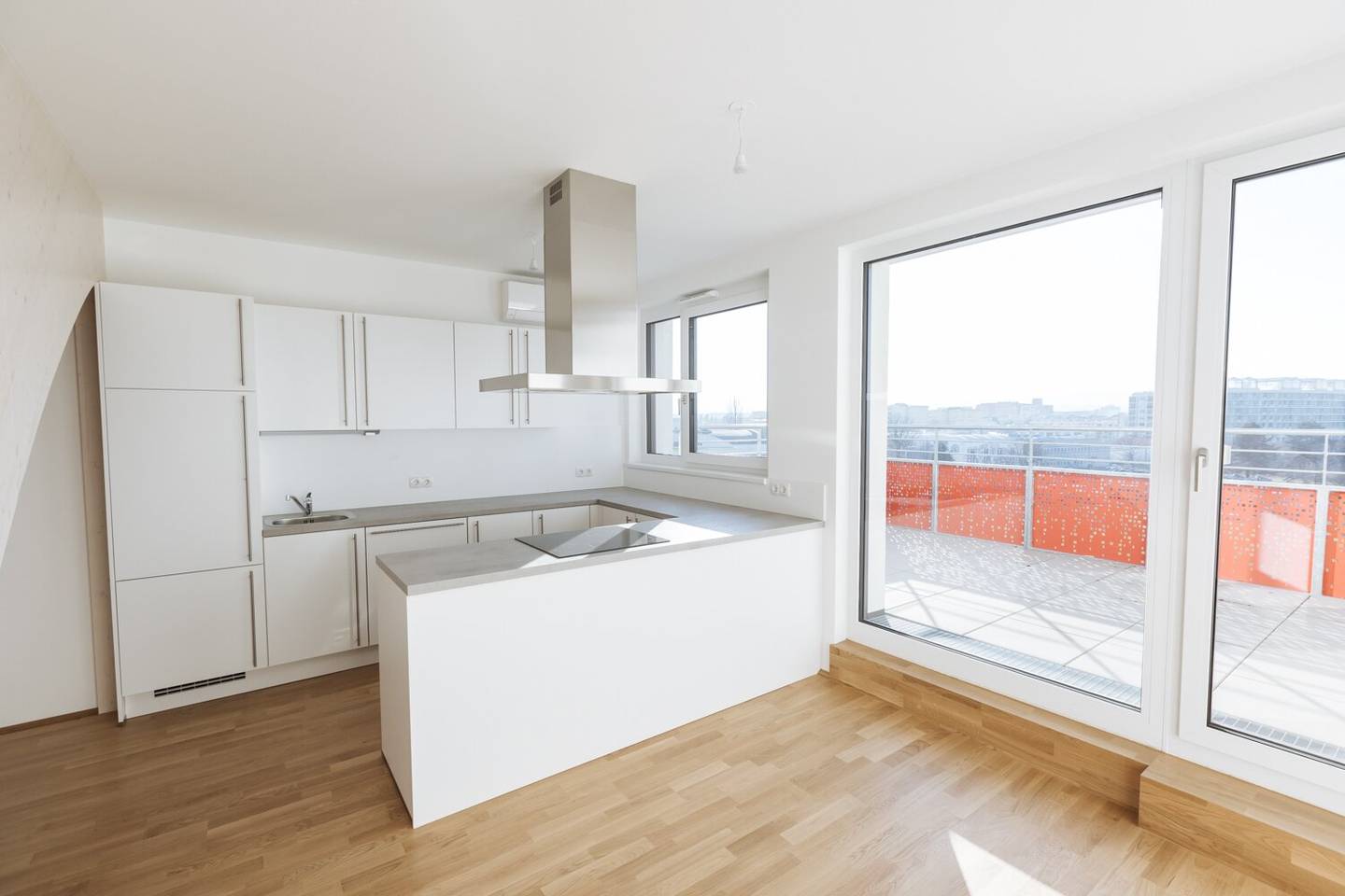Provisionsfrei! Erstbezug - Wunderschöne Vier-Zimmer-Wohnung mit Loggia!