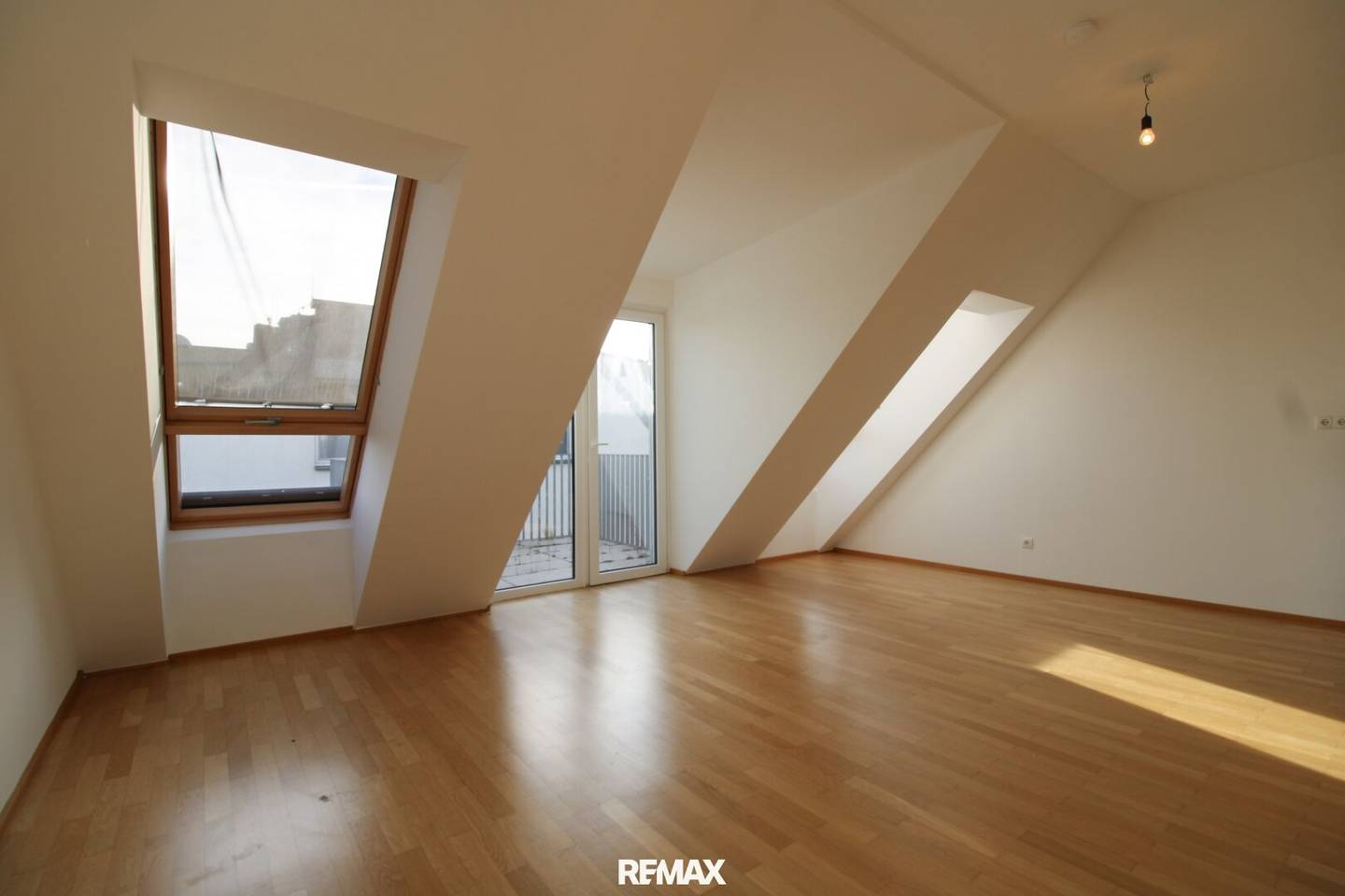Dachgeschosswohnung mit Terrasse nahe U1 Oberlaa