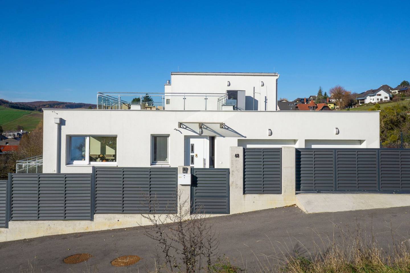 Neuwertiges Niedrigenergiehaus mit maximaler Flexibilität - Pool, Sauna und Dachterrasse inklusive!