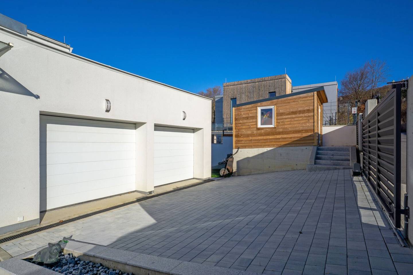Neuwertiges Niedrigenergiehaus mit maximaler Flexibilität - Pool, Sauna und Dachterrasse inklusive!