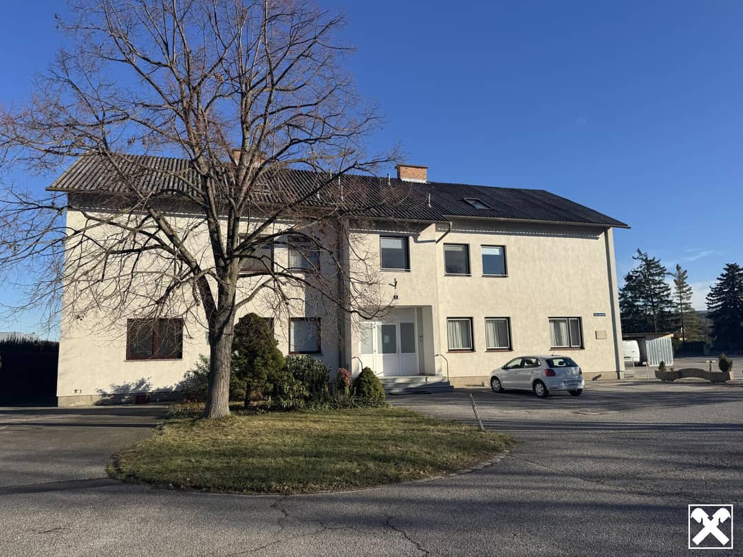Erdgeschosswohnung mit Gartenanteil und Parkplatz