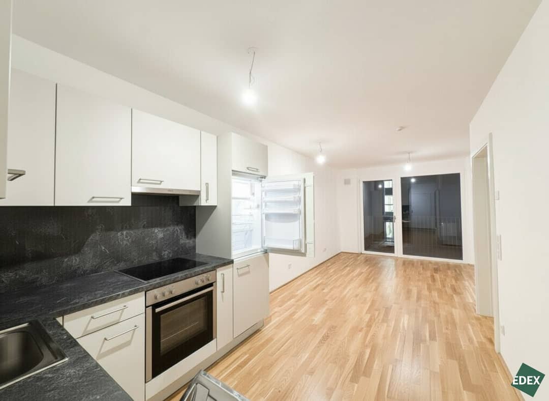 Bright 2-Room Apartment with Balcony near Kagraner Platz