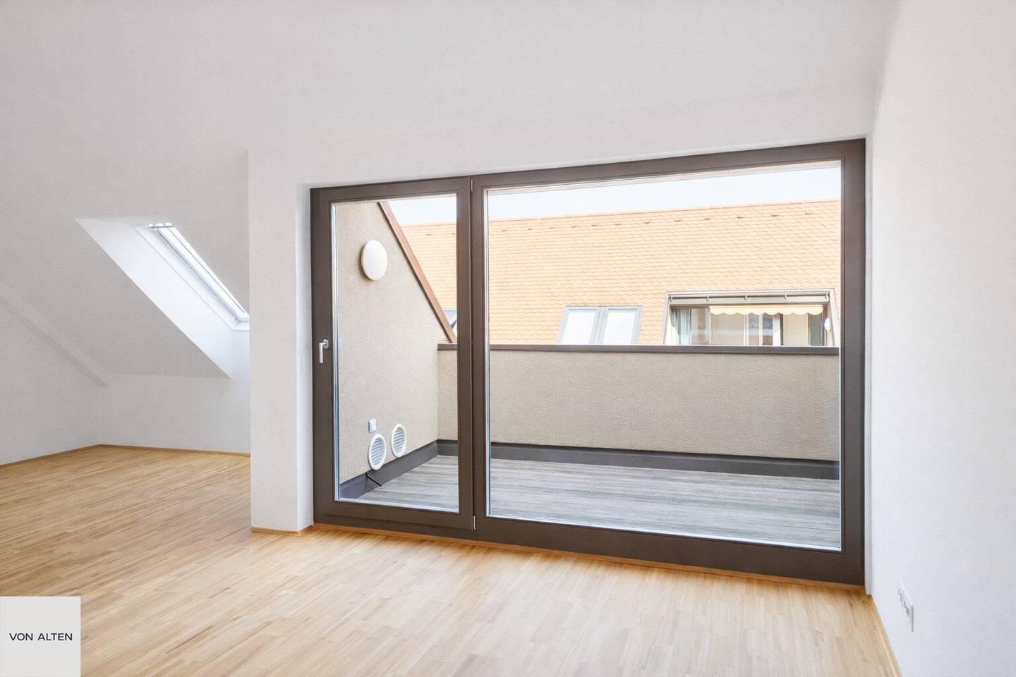 Renovated attic apartment with loggia and lift