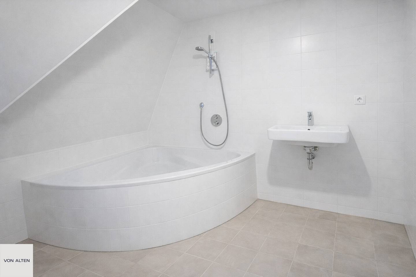 Renovated attic apartment with loggia and lift