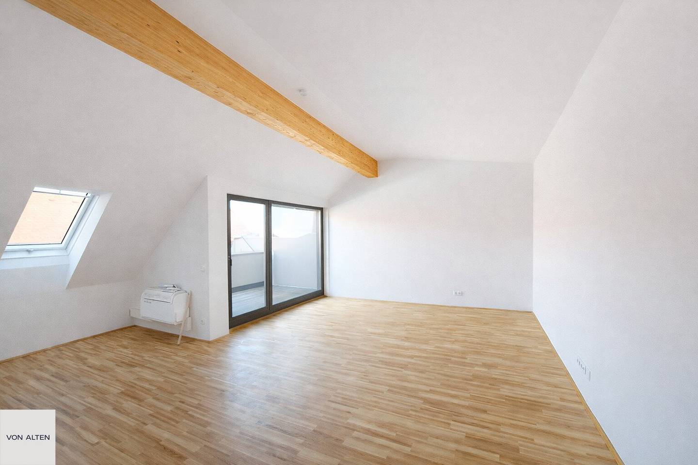 Renovated attic apartment with loggia and lift